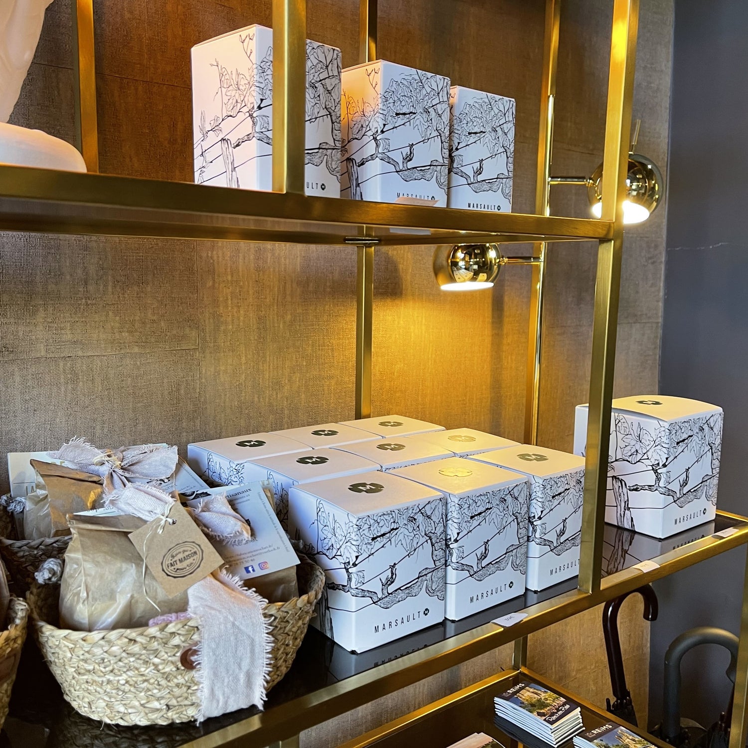 Gamme de bougies Marsault au sein de la boutique du restaurant Le Continental à Reims en France 