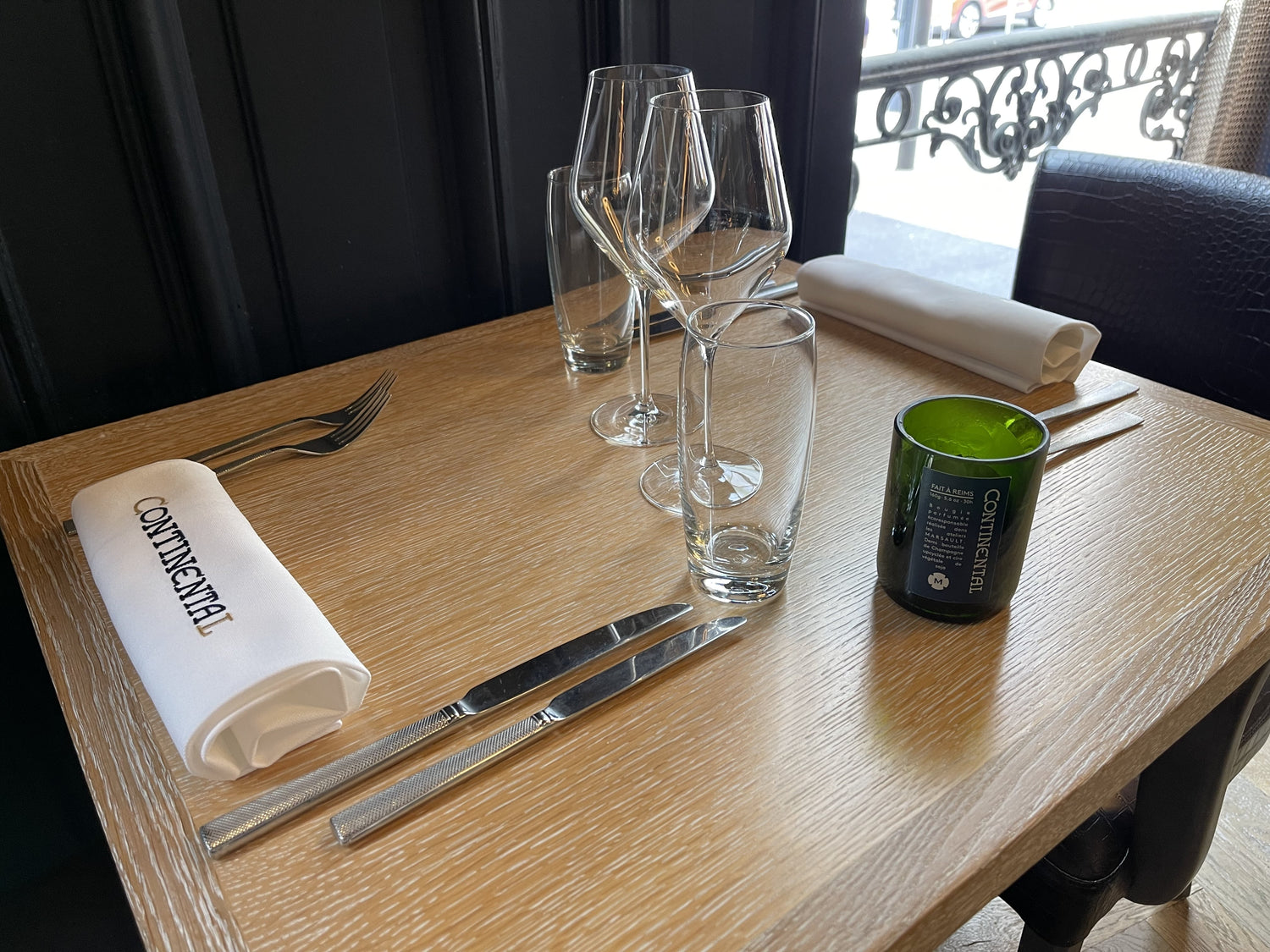 Bougie Marsault format demi-bouteille posée sur une table du restaurant Le Continental à Reims. 