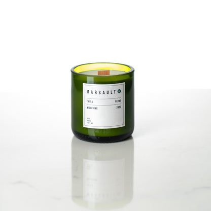 bougie verte upcyclée en verre format bouteille avec une mèche en bois et de la cire de soja blanche